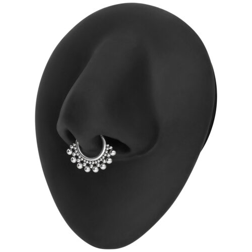 Clicker per setto nasale argento con decorazione di perle su display nasale nero