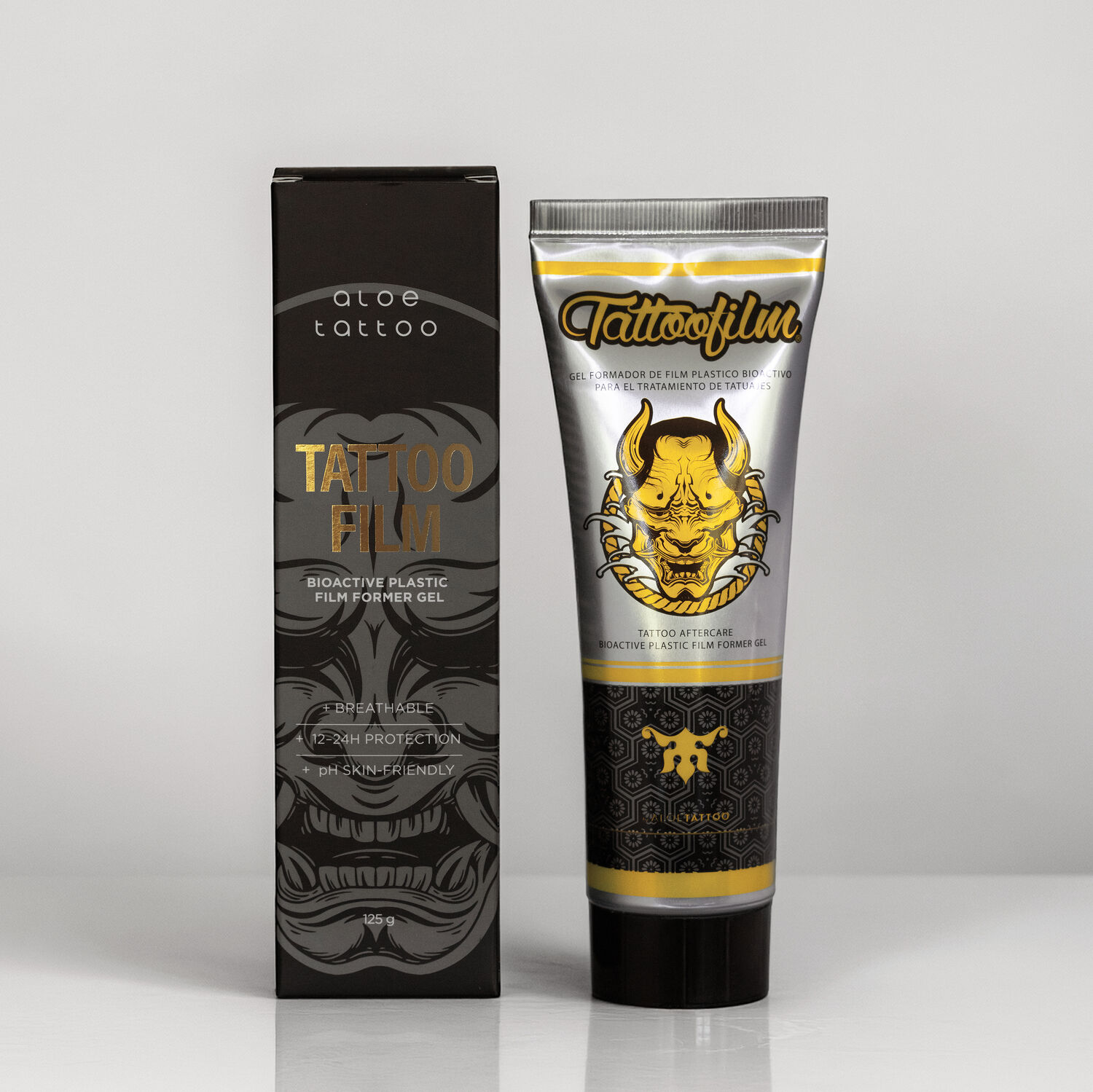 Aloe Tattoo Tattoofilm 125 ml Tube Tubo con Aloe Tattoo Tattoofilm e confezione su sfondo grigio