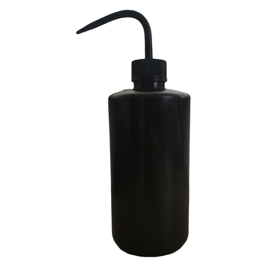 Bottiglia Nera da 500 ml per Tatuatori Bottiglia nera da 500 ml con beccuccio curvo su sfondo bianco