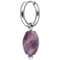 Creola d'argento con un pendente in ametista viola a forma di goccia su sfondo bianco