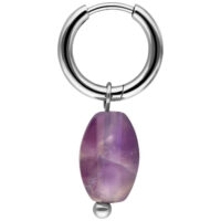 Creola in argento con un ciondolo di ametista viola su sfondo bianco
