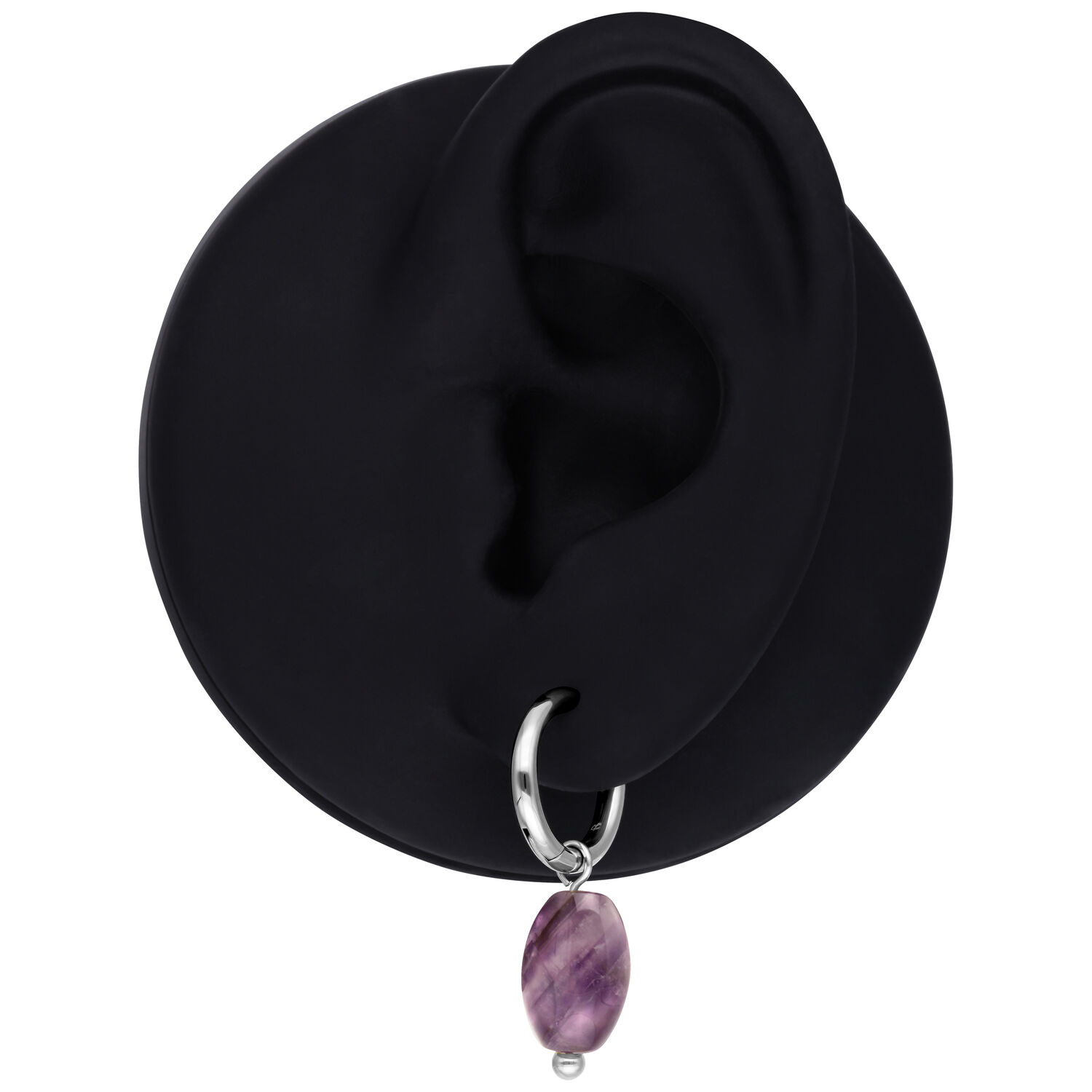 Modello di orecchio nero con anello in argento e pendente a goccia di ametista viola