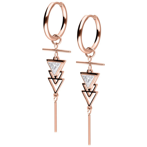 Cerchi in oro rosa con pendenti triangolari di cristallo e dettagli a bastoncino su sfondo bianco