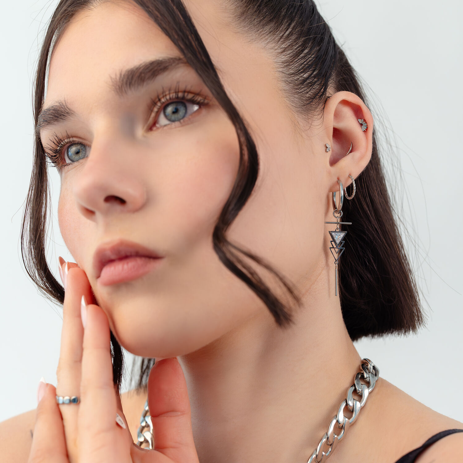 Donna con orecchini Artdeco argento e pendente a catena, ritratto ravvicinato