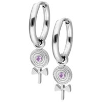 Due orecchini a cerchio argento con pendente di pietra viola su sfondo bianco