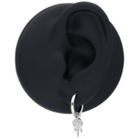 Orecchino in argento con pendente su un display nero per orecchini