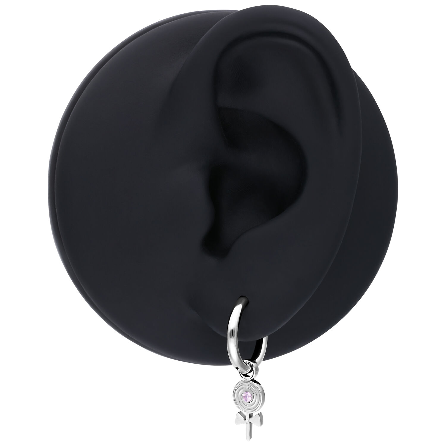 Orecchino in argento con pendente su un display nero per orecchini