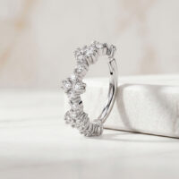 Anello piercing argento con cristalli chiari su sfondo di marmo bianco