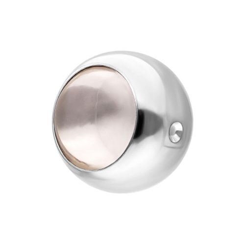 Clip rotonda in argento a forma di sfera con superficie lucida su sfondo bianco