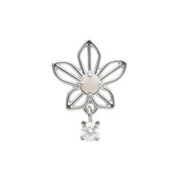 Accessorio in oro bianco a forma di fiore di gelsomino con opale sintetico pendente su sfondo bianco