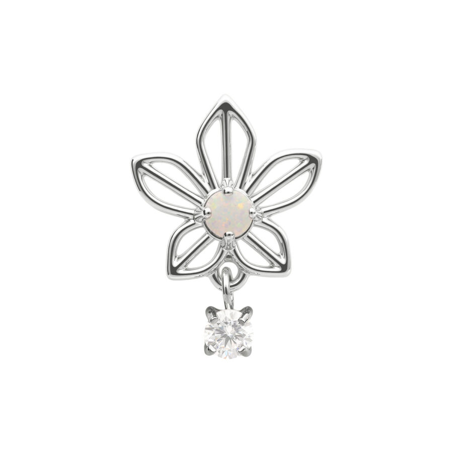 Accessorio in oro bianco a forma di fiore di gelsomino con opale sintetico pendente su sfondo bianco