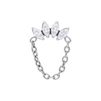 Accessorio piercing argento a forma di corona con cristalli chiari e catena su sfondo bianco