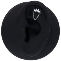 Accessorio a corona in cristallo argento con catena su un orecchio nero su sfondo bianco