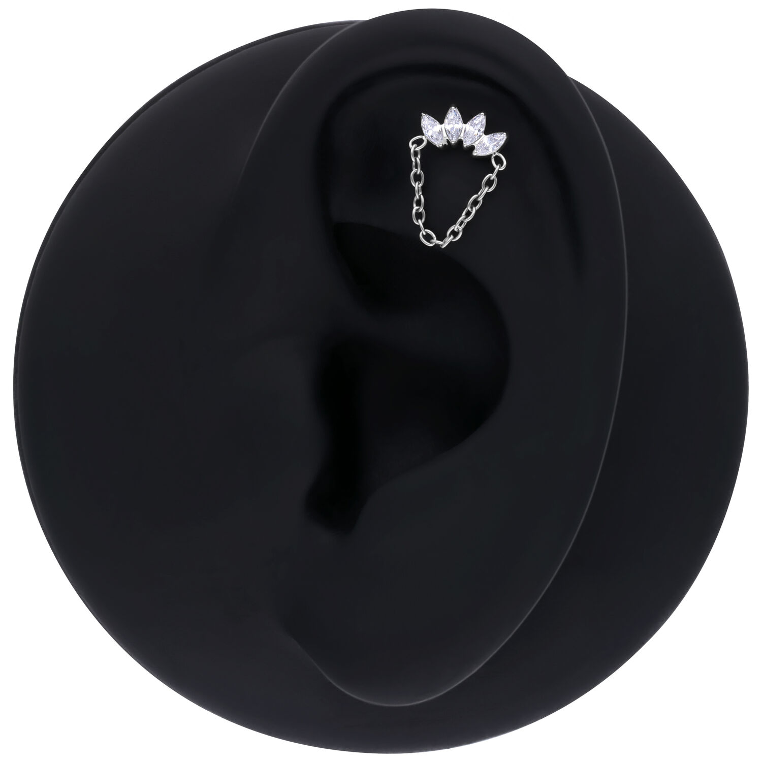 Accessorio a corona in cristallo argento con catena su un orecchio nero su sfondo bianco