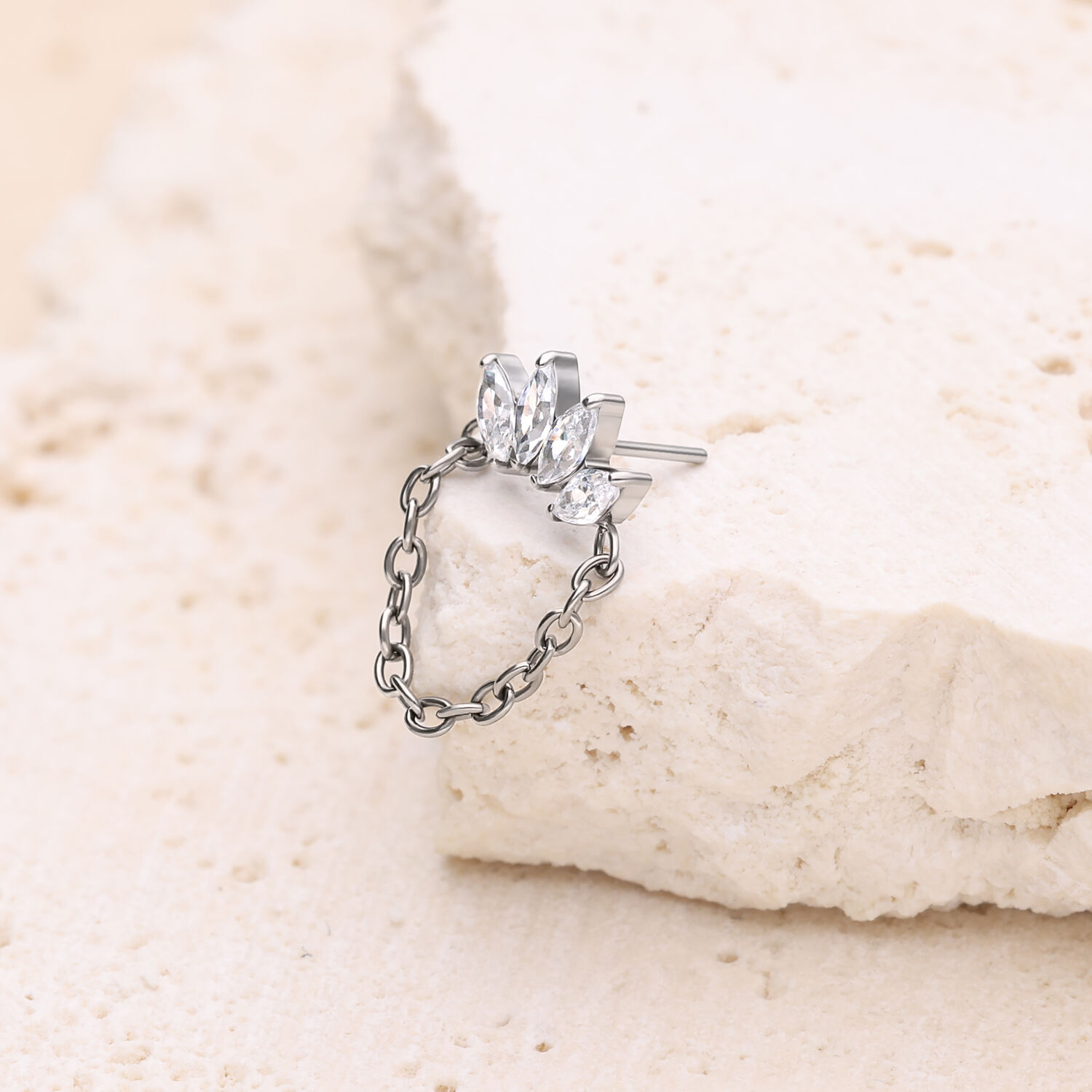 Accessorio in titanio argento a forma di corona con catena su pietra chiara