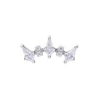 Accessorio piercing in argento con cristalli chiari a forma di corona su sfondo bianco