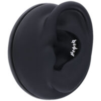 Modello di orecchio nero con piercing Cristallo Kiter in argento nell'elica