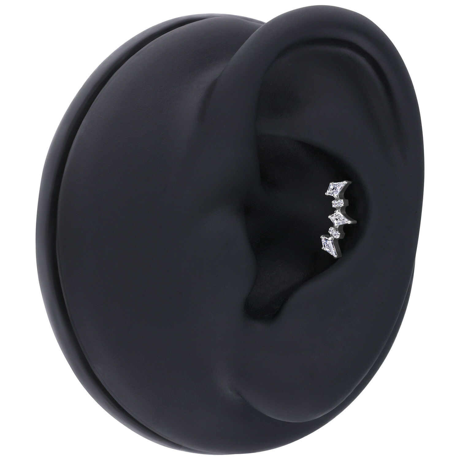 Modello di orecchio nero con piercing Cristallo Kiter in argento nell'elica