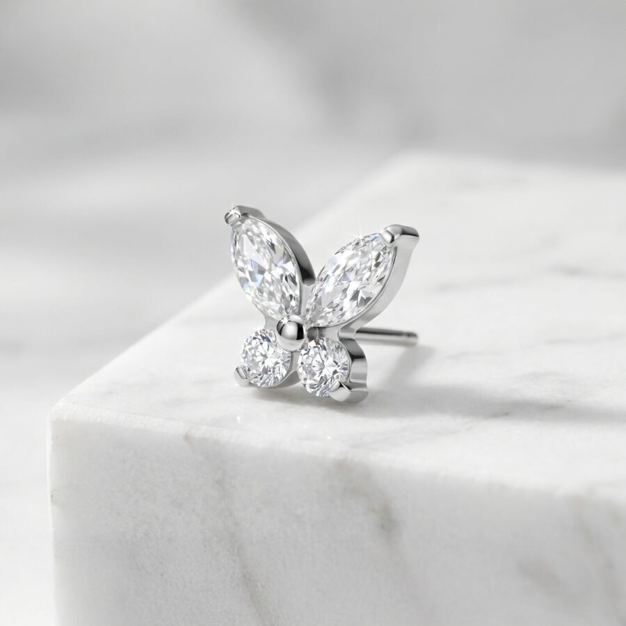 Accessorio a farfalla in argento con cristalli chiari su marmo