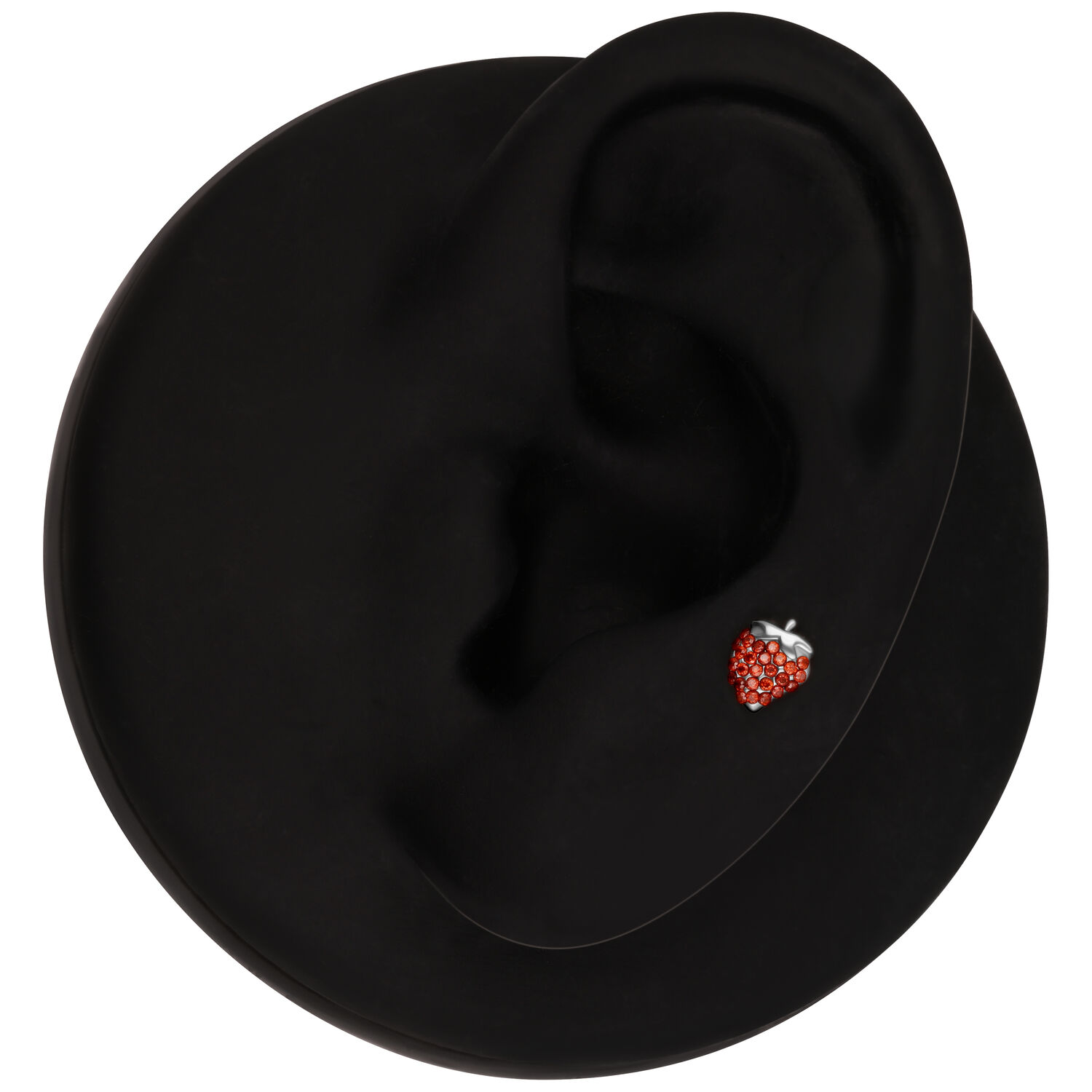 Push Fit Fragola per Piercing Orecchio nero con fragola piercing su sfondo nero