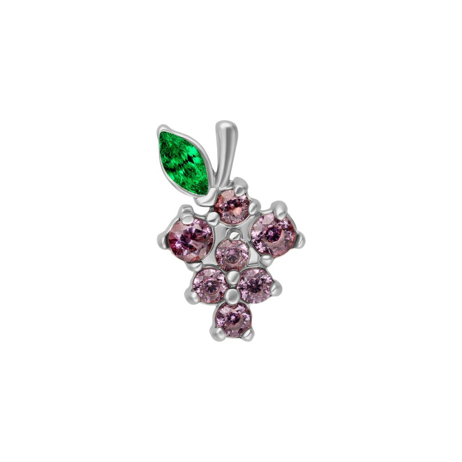 Accessorio piercing in argento a forma di uva con foglia verde e pietre rosa su sfondo bianco