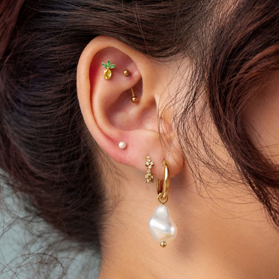 Piercing all'orecchio con attacco ananas dorato e pendente di perle