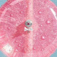 Punta Lollipop argento con pietra rosa su sfondo rosa scintillante