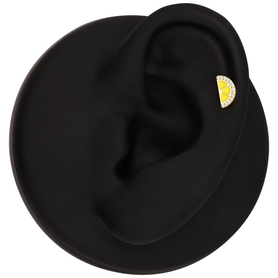 Modello di orecchio nero con piccolo attacco a limone dorato per piercing