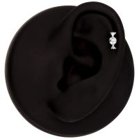 Accessorio Bonbon argento su modello di orecchio nero