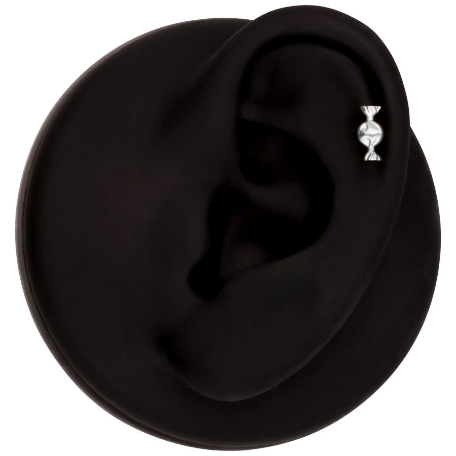 Accessorio Bonbon argento su modello di orecchio nero