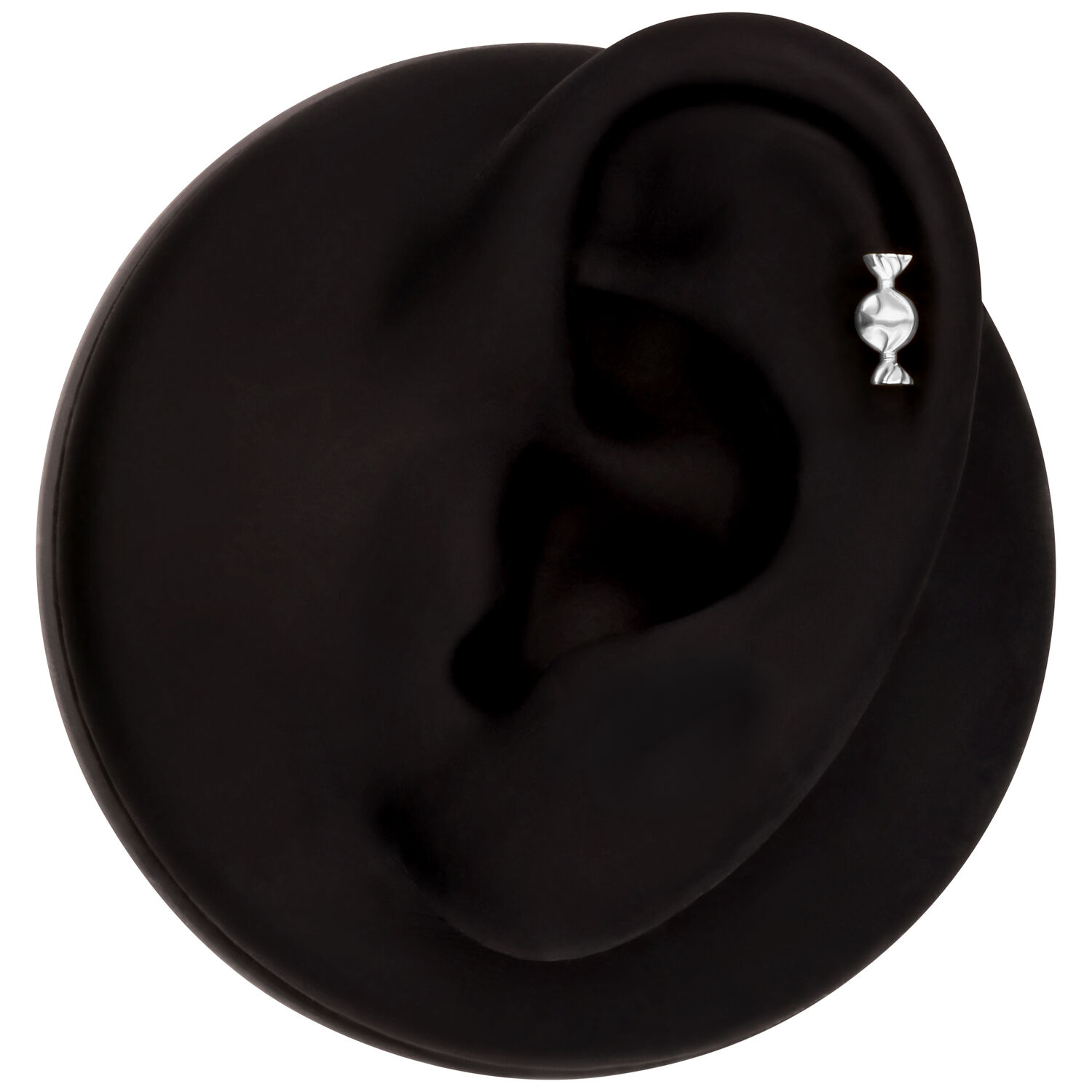 Accessorio Bonbon argento su modello di orecchio nero