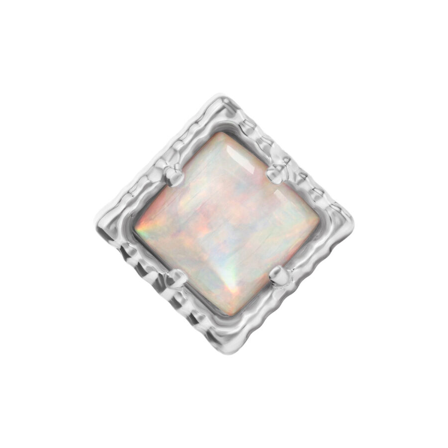 Punta quadrata in opale sintetico con montatura in argento su sfondo bianco