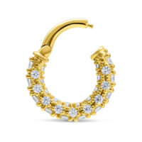 Anello piercing in oro con cristalli chiari su sfondo bianco