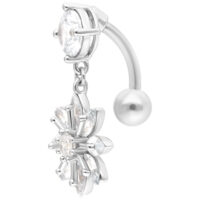 Banana piercing in argento con ciondolo floreale e cristalli chiari su sfondo bianco
