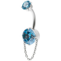 Piercing all'ombelico con due cristalli turchesi e una catena, in un design sinuoso su sfondo bianco