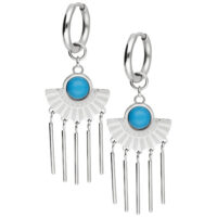 Orecchini a cerchio in argento con turchese e pendenti Orecchini in argento con pietra turchese e lunghi pendenti su sfondo bianco