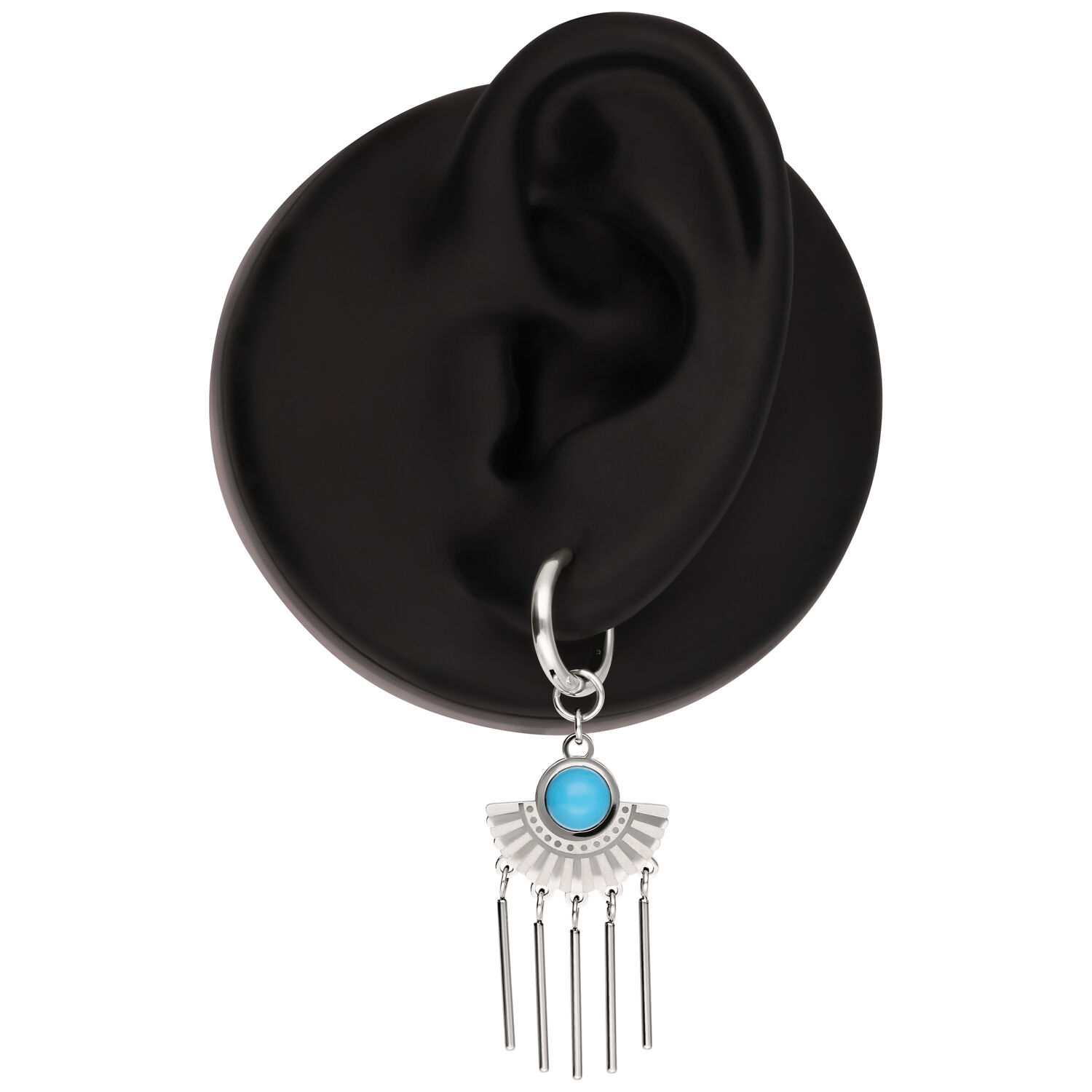 Orecchini a cerchio d'argento con turchese e ciondoli Orecchino a cerchio d'argento con pietra turchese e barrette pendenti su un modello di orecchio nero