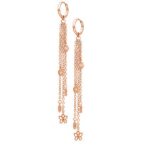 Orecchini in oro rosa con pendenti a catena Lunghi orecchini in acciaio inox oro rosa con più catene e pendenti a forma di fiore su sfondo bianco