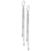 Orecchini a Goccia d'Argento con Catene Lunghi orecchini d'argento con pendenti a goccia e catene su sfondo bianco