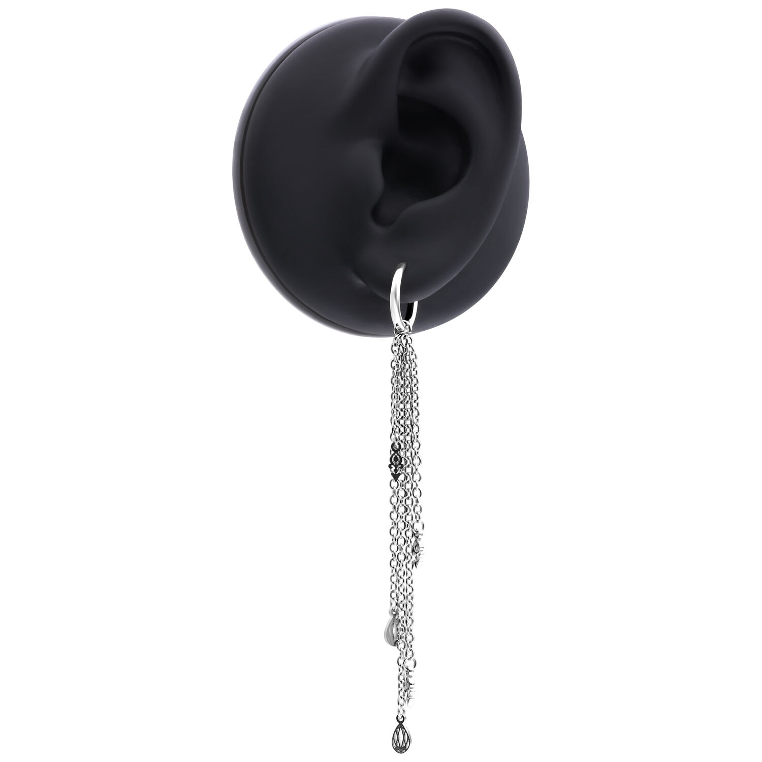 Orecchini a cerchio con goccia di cristallo argentata Orecchino a cerchio argentato con pendente su un modello di orecchio nero su sfondo bianco