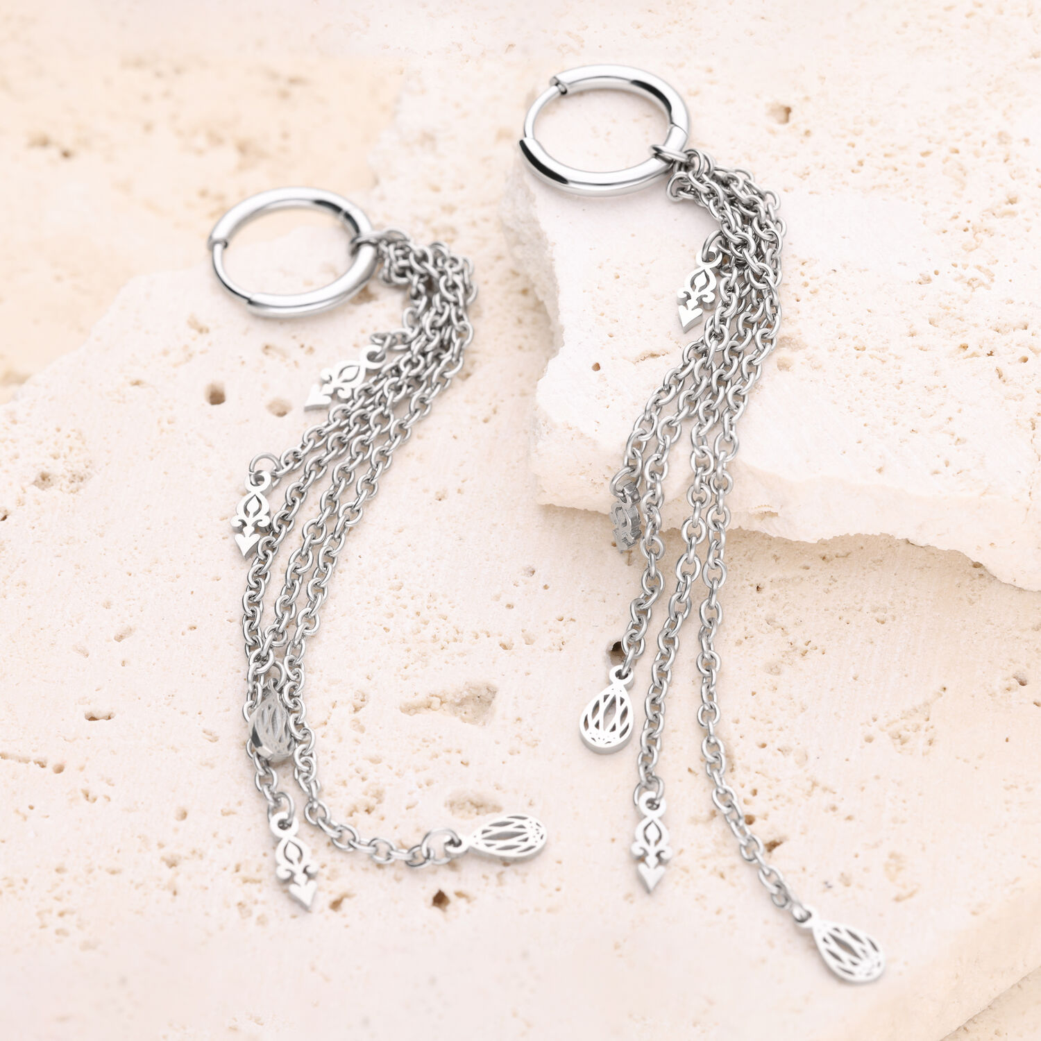 Orecchini d'argento con pendente a catena Due orecchini d'argento con catene pendenti su pietra chiara