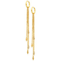 Orecchini d'oro con lunghe catene pendenti Orecchini d'oro con lunghe e sottili catene pendenti, su sfondo bianco