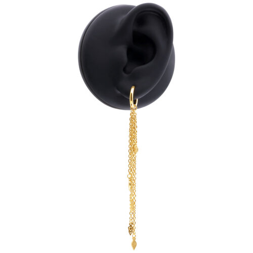 Orecchino dorato con lunghe catene su un supporto nero