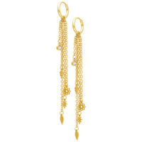 Orecchini Boho dorati con pendente a catena Lunghi orecchini dorati con pendenti a catena e motivi floreali su sfondo bianco