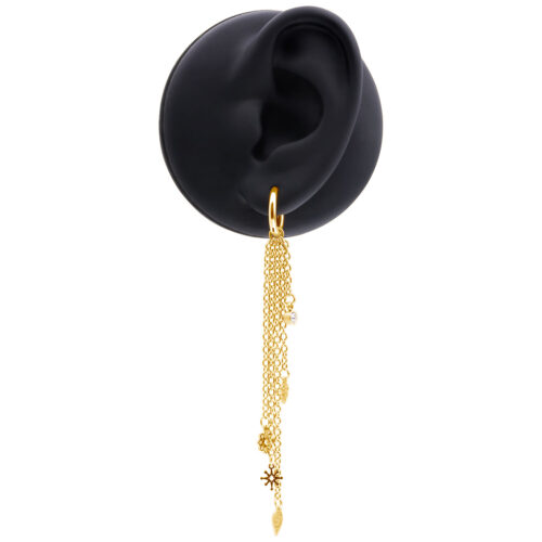 Orecchini dorati con lunghi pendenti a catena su un modello di orecchio nero, catene che pendono elegantemente.