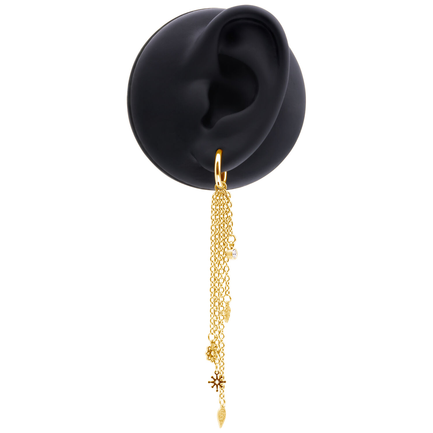 Orecchini Boho dorati con pendenti a catena Orecchini dorati con lunghi pendenti a catena su un modello di orecchio nero, catene che pendono elegantemente.