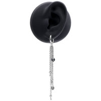 Orecchini pendenti in acciaio inox argentato con catene Orecchini argentati con lunghe catene fissati a un modello di orecchio nero