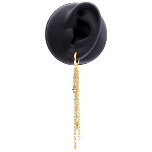 Orecchino d'oro con lunghe catenelle su un modello di orecchio nero
