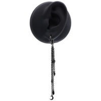 Orecchino nero in acciaio inox con design a catena Orecchino nero con lunghe catene su un orecchio artificiale su sfondo bianco