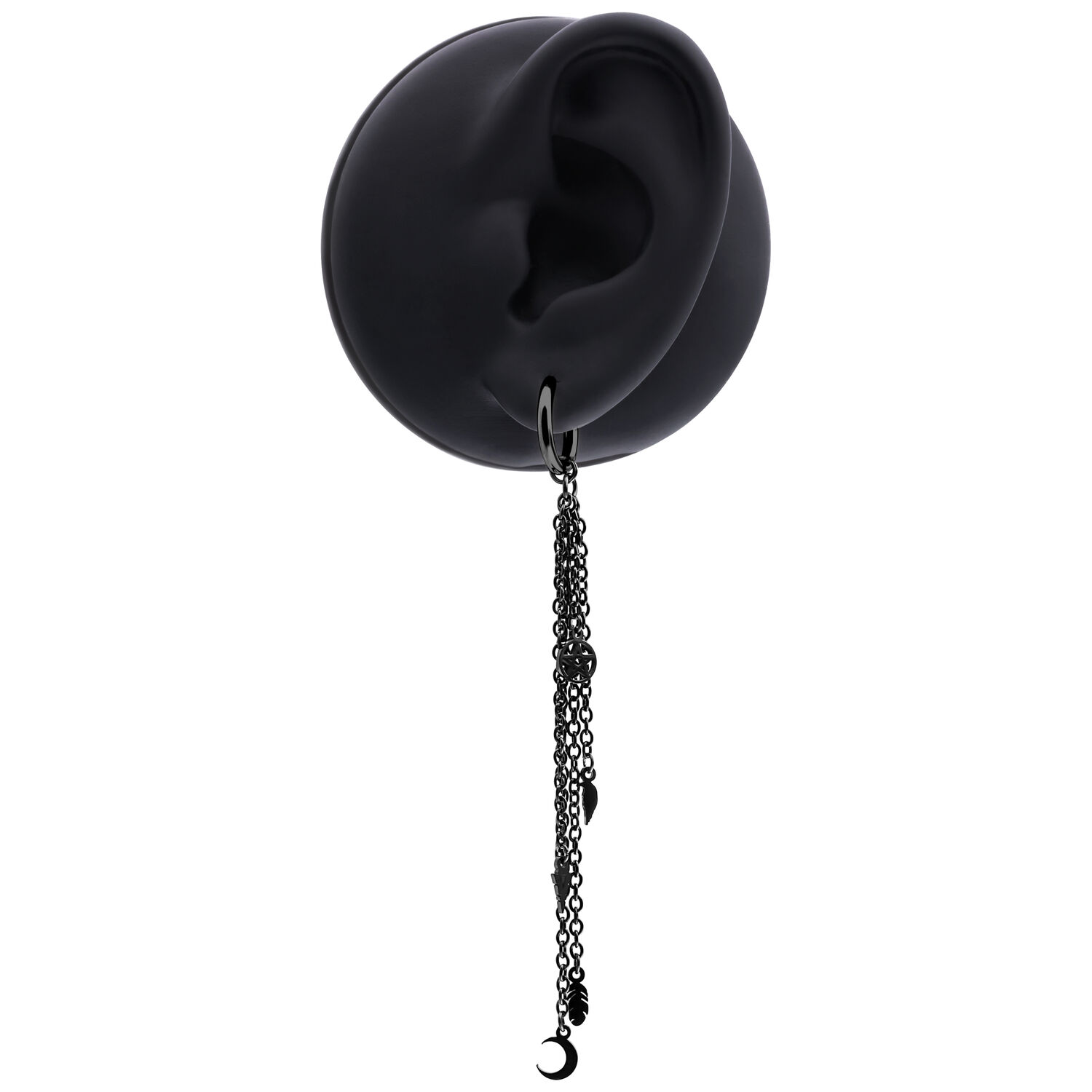 Orecchino nero in acciaio inox con design a catena Orecchino nero con lunghe catene su un orecchio artificiale su sfondo bianco